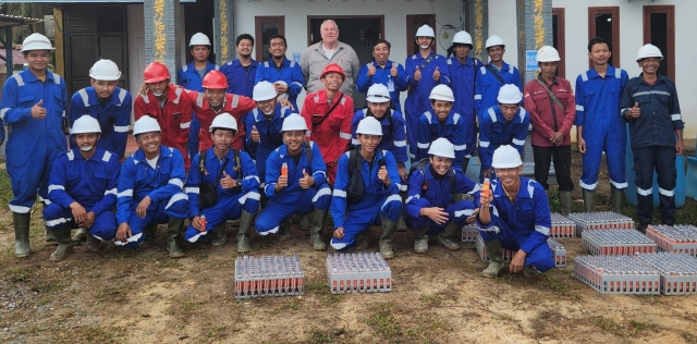 Elnusa Seismic Crew with the STRYDE system and STRYD Es feild support Engineer in Indoneisa