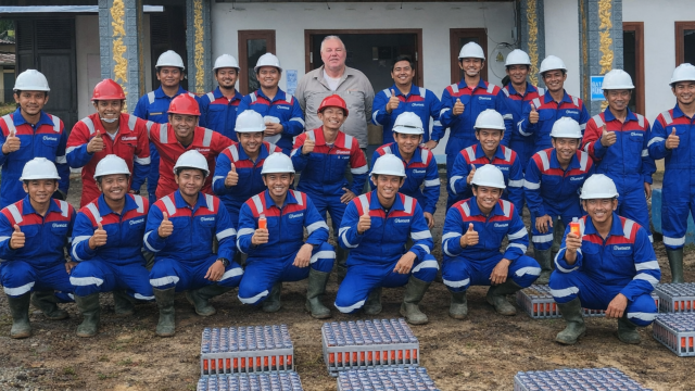Elnusa Seismic Crew with the STRYDE system and STRYD Es feild support Engineer in Indoneisa